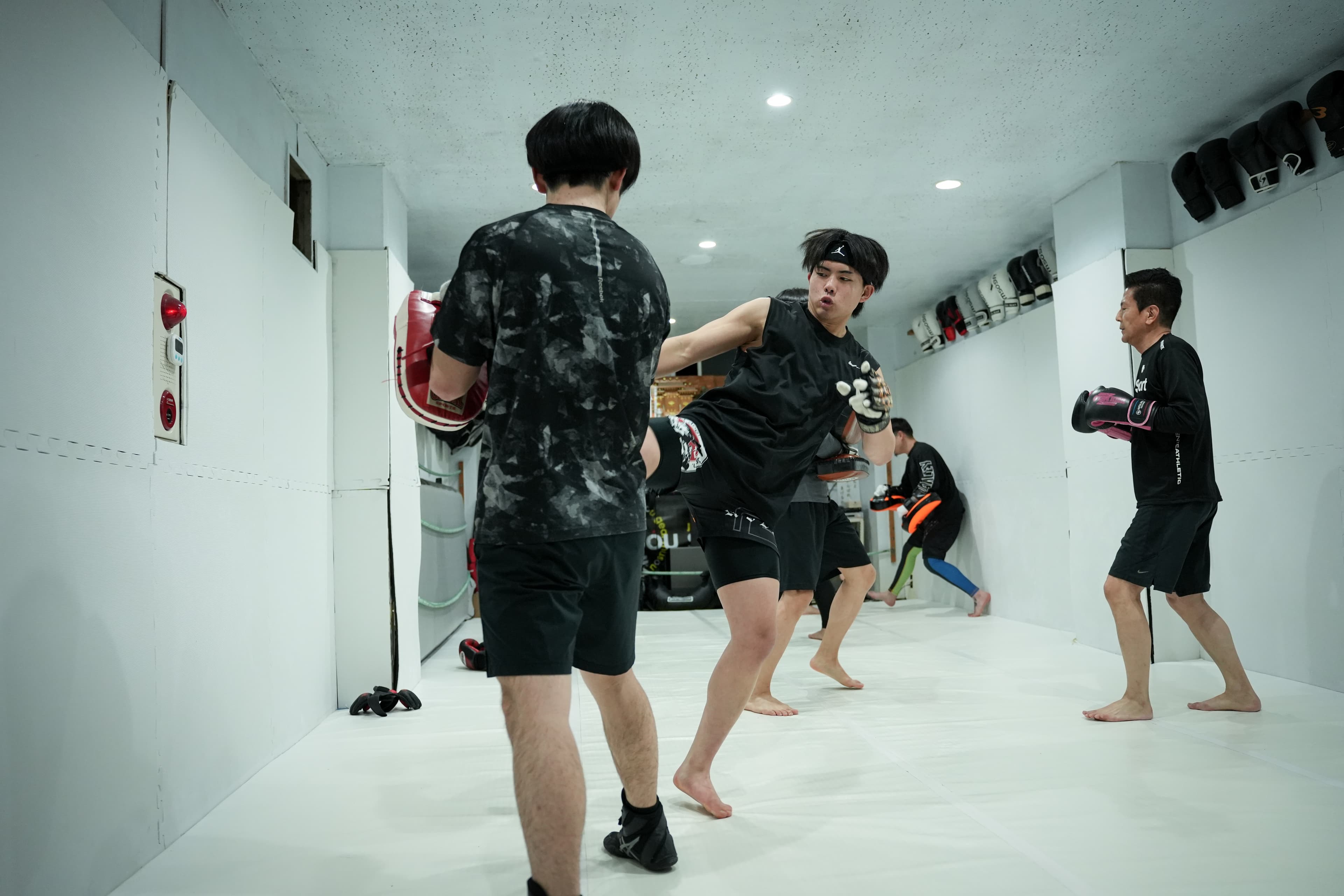 キックボクシング：講師の指導の様子